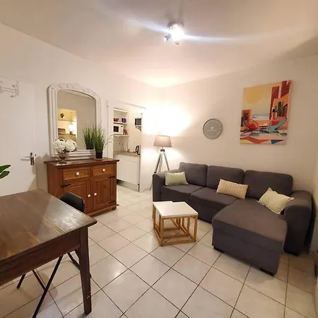 A L'ombre De La Cathedrale Apartment *